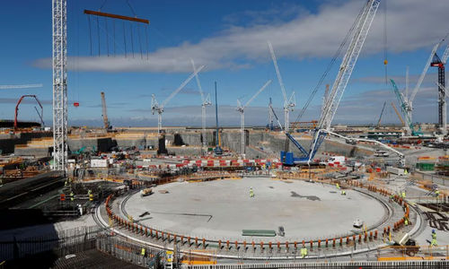 Pekerja di area reaktor nuklir yang sedang dibangun, terlihat di lokasi pembangkit listrik tenaga nuklir Hinkley Point C, dekat Bridgwater