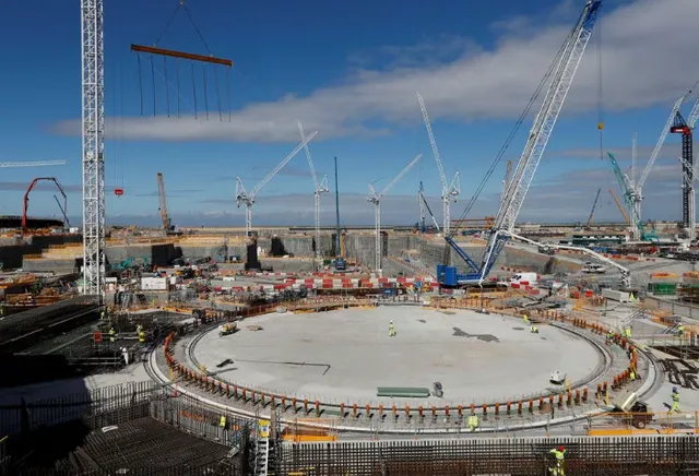 Pekerja di area reaktor nuklir yang sedang dibangun, terlihat di lokasi pembangkit listrik tenaga nuklir Hinkley Point C, dekat Bridgwater (Reuters/Peter Nicholls)