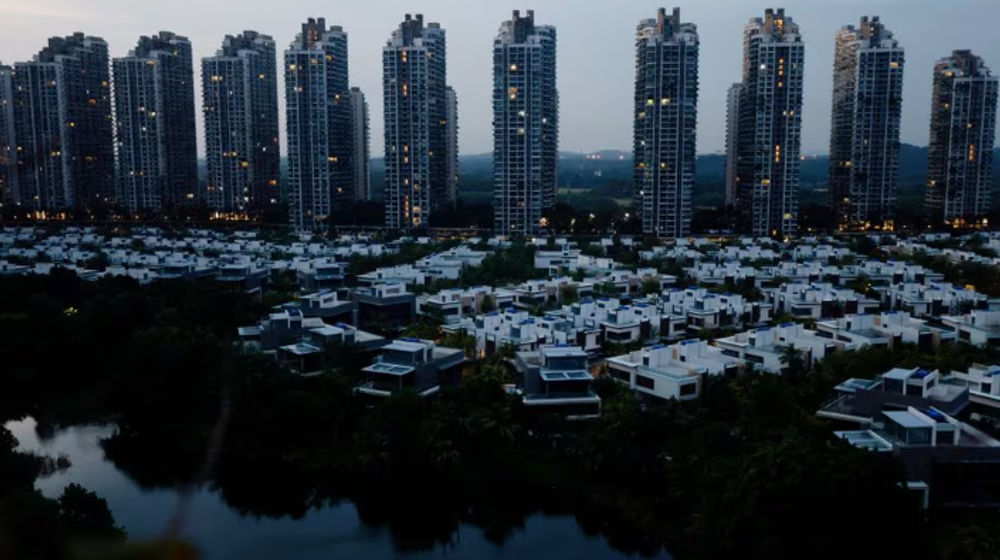 Pemandangan apartemen hunian di malam hari di pengembangan Forest City Country Garden di Johor Bahru, Malaysia