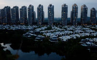Pemandangan apartemen hunian di malam hari di pengembangan Forest City Country Garden di Johor Bahru, Malaysia