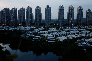 Pemandangan apartemen hunian di malam hari di pengembangan Forest City Country Garden di Johor Bahru, Malaysia