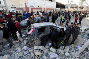 Warga Palestina berkumpul di samping kendaraan yang rusak saat mereka memeriksa lokasi serangan Israel