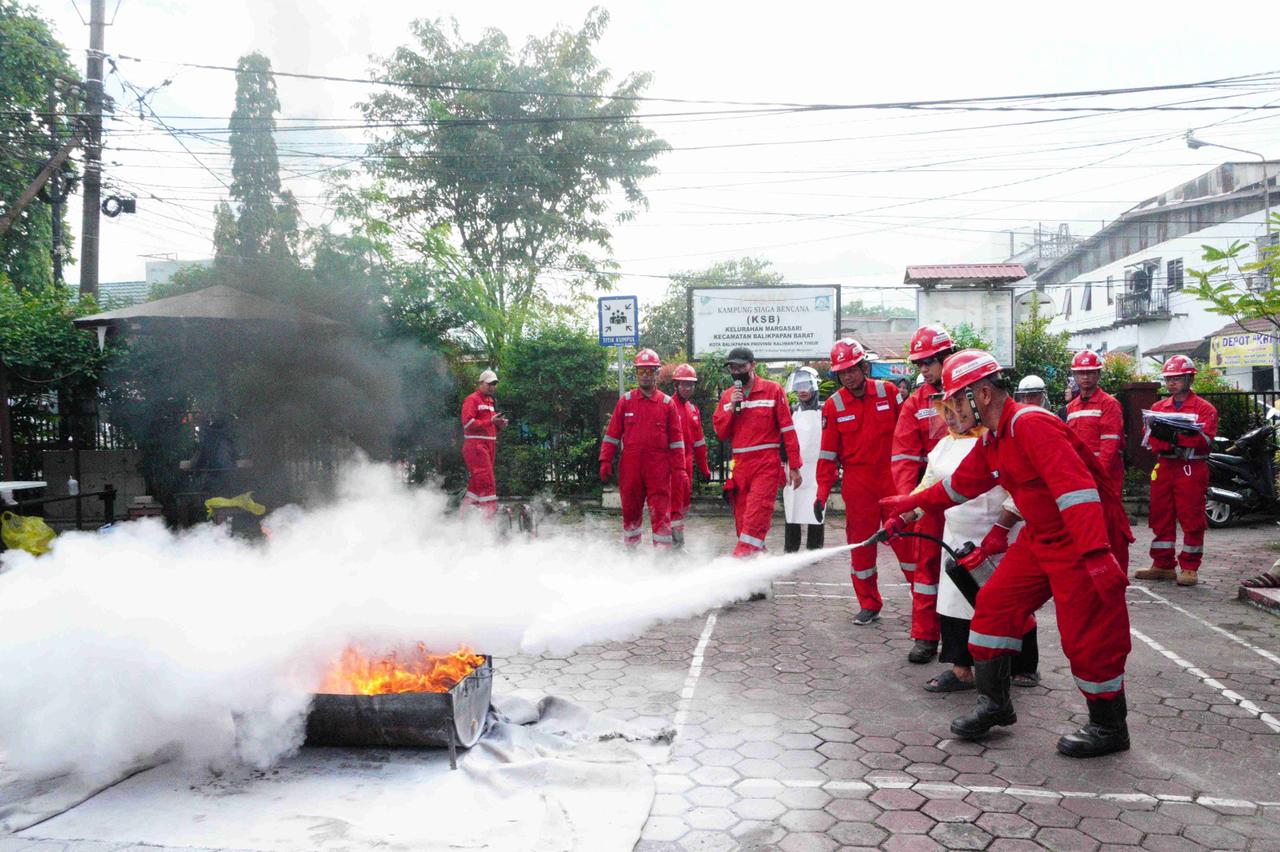 Kilang Pertamina Unit Balikpapan Latih Masyarakat Tangani Kebakaran Kecil