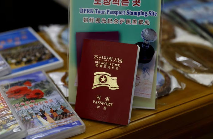 Paspor tur Korea Utara terlihat di toko suvenir di Menara Juche di Pyongyang, Korea Utara (Reuters/Danish Siddiqui)