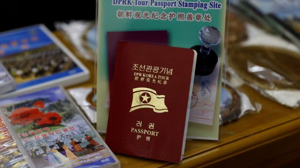 Paspor tur Korea Utara terlihat di toko suvenir di Menara Juche di Pyongyang, Korea Utara