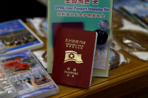Paspor tur Korea Utara terlihat di toko suvenir di Menara Juche di Pyongyang, Korea Utara