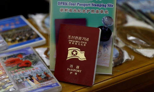 Paspor tur Korea Utara terlihat di toko suvenir di Menara Juche di Pyongyang, Korea Utara
