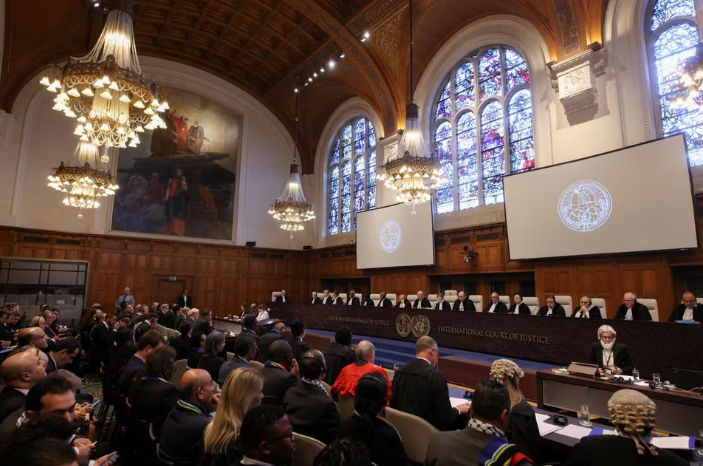 Orang-orang duduk di dalam Mahkamah Internasional (ICJ) pada hari persidangan untuk mendengarkan permintaan tindakan darurat oleh Afrika Selatan (Reuters/Thilo Schmuelgen)