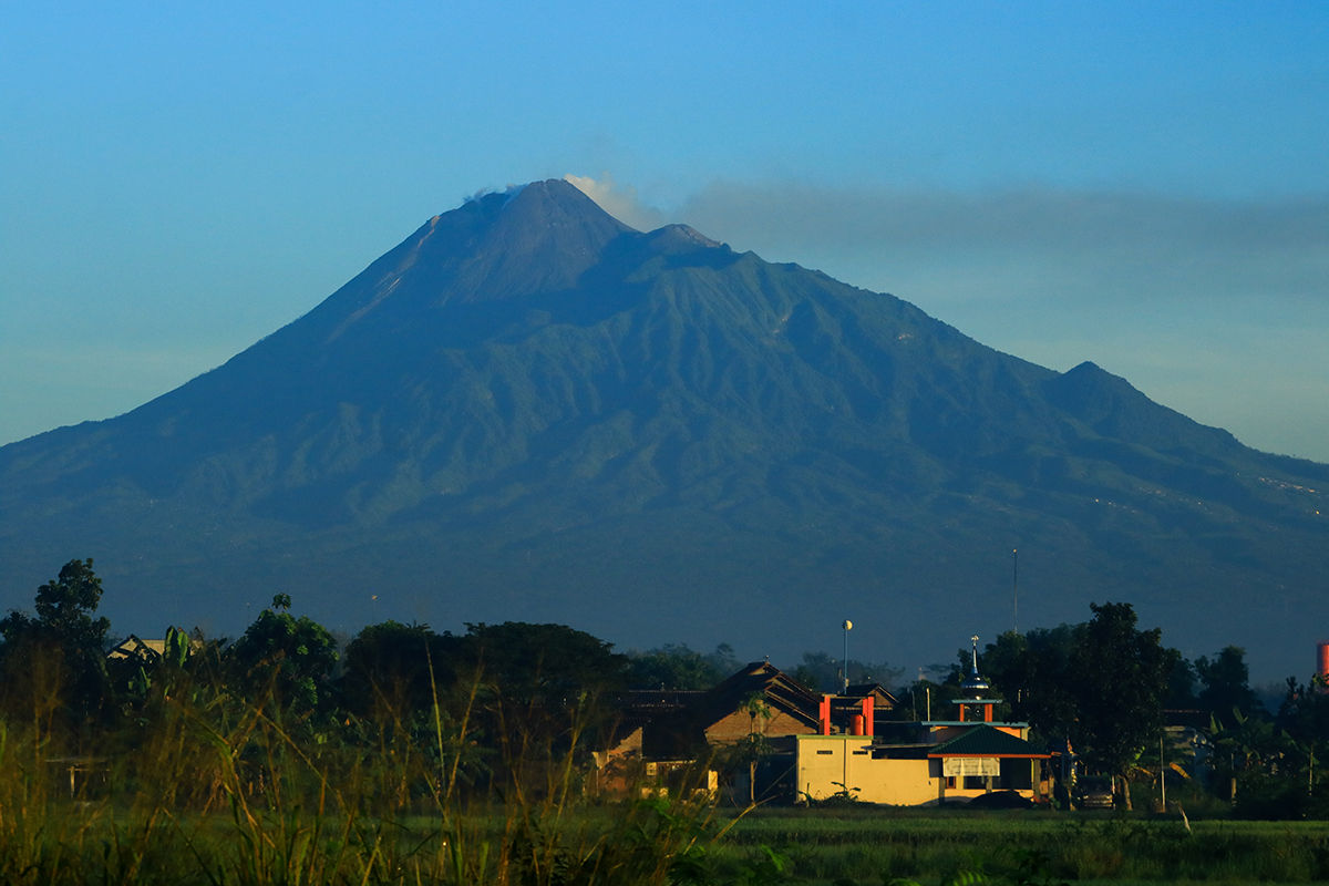 Gunung Merapi merupakan salah satu gunung yang masih aktif di Indonesia