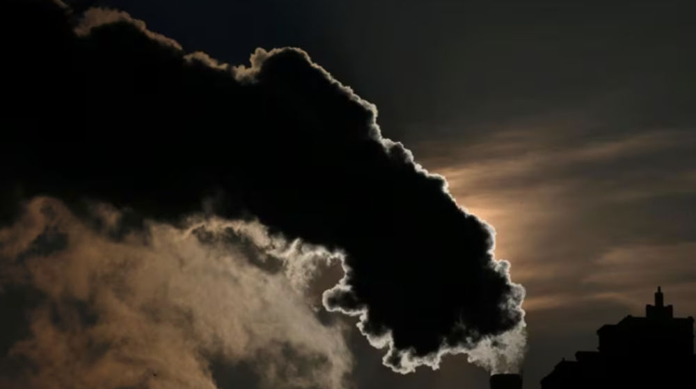 Asap dari cerobong asap membayang-bayangi matahari terbit di kota utara Harbin, provinsi Heilongjiang