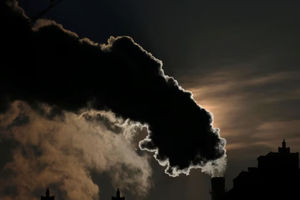 Asap dari cerobong asap membayang-bayangi matahari terbit di kota utara Harbin, provinsi Heilongjiang