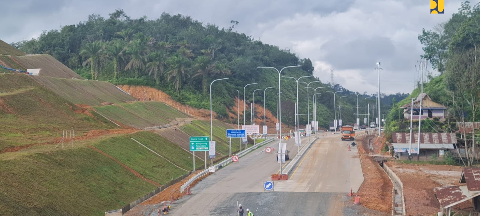 Kementerian Pekerjaan Umum dan Perumahan Rakyat (PUPR) dan PT Hutama Karya (Persero) memastikan pembangunan 8 ruas di Jalan Tol Trans Sumatra (JTTS) akan rampung tahun 2024. 