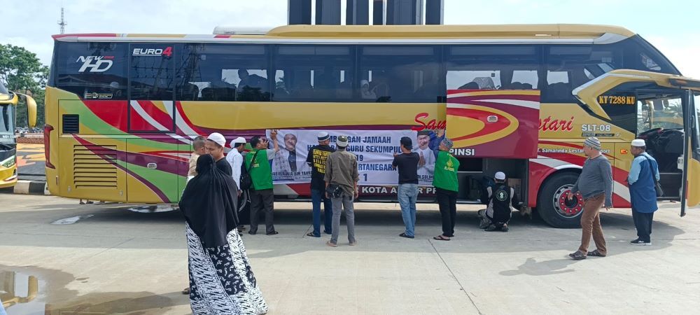 Jemaah yang akan berangkat ke acara haul Guru Sekumpul di Martapura, Kalimantan Selatan.