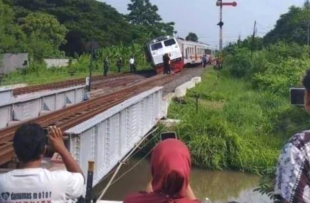 A-Kereta-Anjlok.jpeg