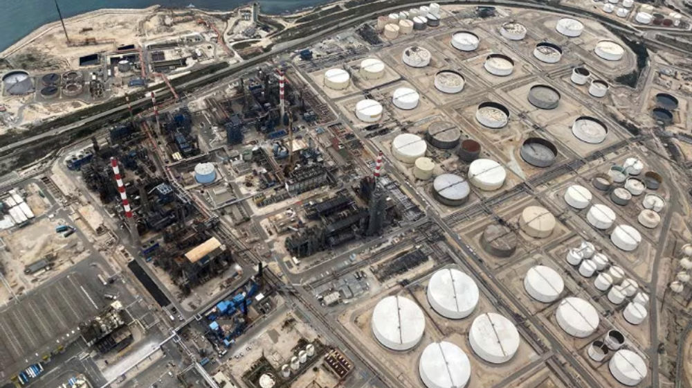 Tangki penyimpanan terlihat di kilang bensin Petroineos Ineos di Lavera, Prancis