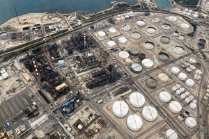 Tangki penyimpanan terlihat di kilang bensin Petroineos Ineos di Lavera, Prancis