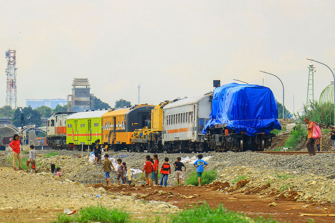 Crane beserta sarana eks tabrakan "adu banteng" di Petak antara Stasiun Haurpugur-Stasiun Cicalengka saat ditarik menuju Depo Bandung usai dievakuasi, Sabtu 6 Januari 2024