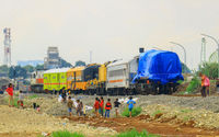 Crane beserta sarana eks tabrakan "adu banteng" di Petak antara Stasiun Haurpugur-Stasiun Cicalengka saat ditarik menuju Depo Bandung usai dievakuasi, Sabtu 6 Januari 2024