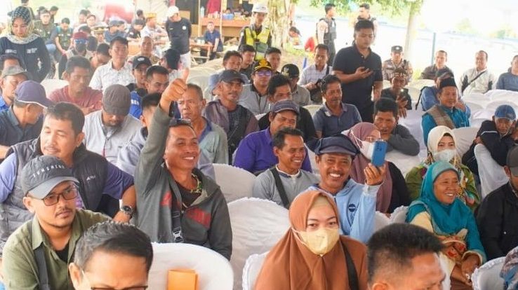 Masyarakat pemilik lahan terdampak pembangunan Bandara VVIP IKN mengikuti sosialisasi pembayaran ganti rugi tanam tumbuh. (FOTO: HUMAS PPU)  