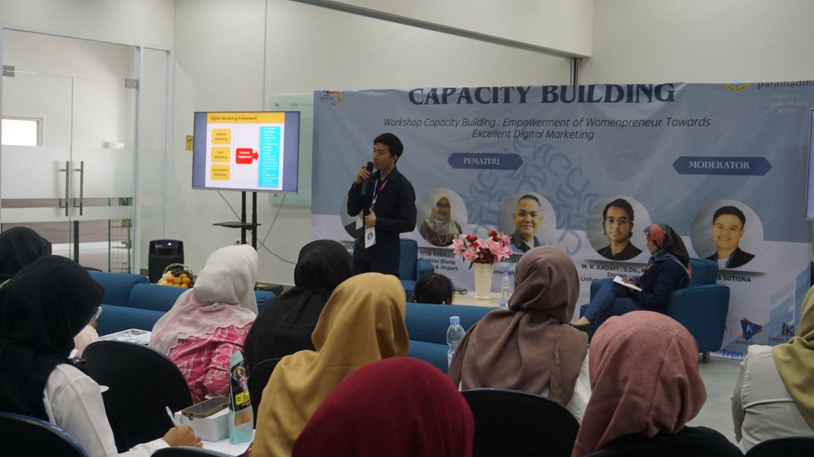 Universitas Paramadina Cikarang menggelar seminar dan workshop menarik berjudul “Workshop Capacity Building: Empowerment of Womenpreneur towards Excellent Digital Marketing” pada Sabtu, 13 Januari 2024.