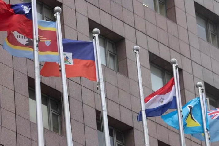 Tiang bendera kosong tempat bendera Nauru biasa dikibarkan digambarkan di samping bendera negara lain di Kawasan Diplomatik yang menampung kedutaan besar di Taipei (Reuters/Carlos Garcia Rawlins)