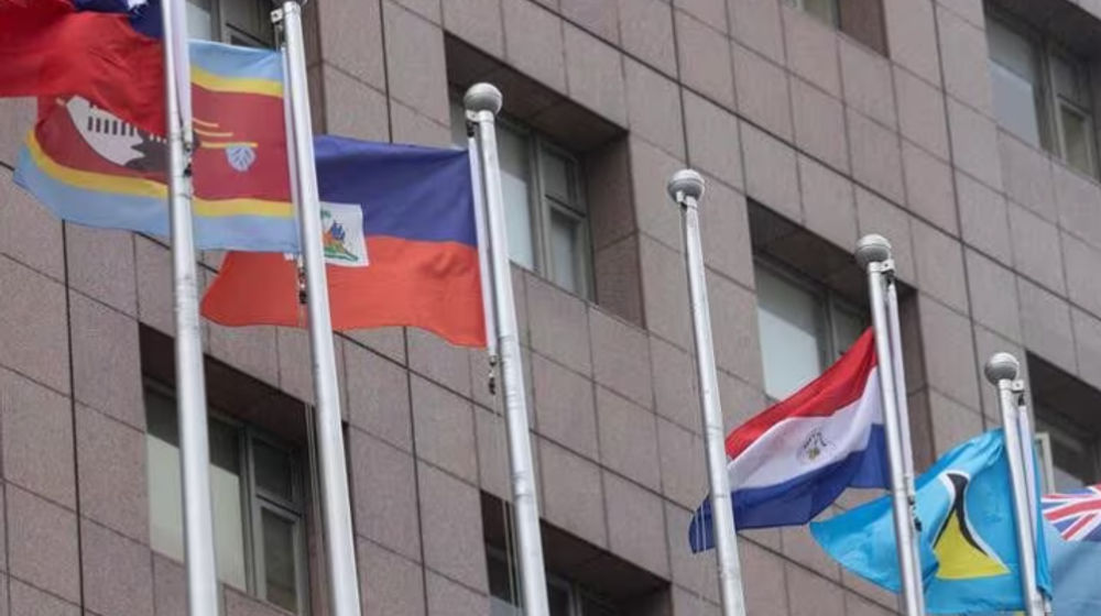 Tiang bendera kosong tempat bendera Nauru biasa dikibarkan digambarkan di samping bendera negara lain di Kawasan Diplomatik yang menampung kedutaan besar di Taipei