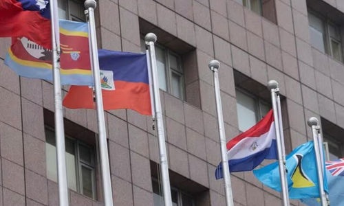 Tiang bendera kosong tempat bendera Nauru biasa dikibarkan digambarkan di samping bendera negara lain di Kawasan Diplomatik yang menampung kedutaan besar di Taipei
