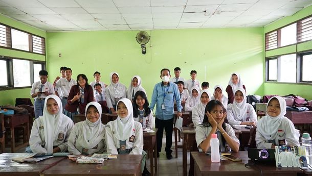 Pengabdian di SMAN 6 Bandarlampung, Dosen IIB Darmajaya Berikan Materi Public Speaking