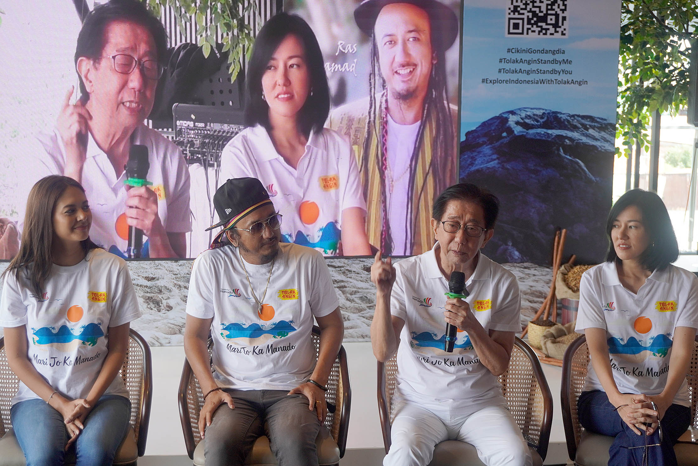 Direktur PT Sido Muncul Irwan Hidayat bersama para brand ambasador saat peluncuran iklan Tolak Angin versi “Wonderful Manado” di Jakarta, Selasa 16 Januari 2024. Foto : Panji Asmoro/TrenAsia             