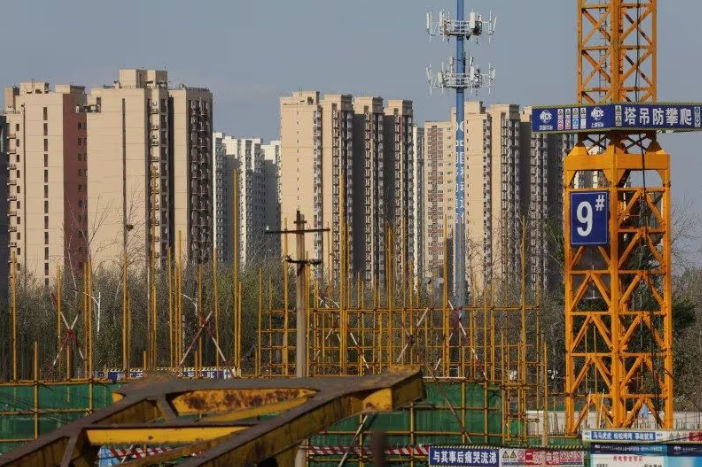 Bangunan tempat tinggal digambarkan di dekat lokasi konstruksi di Beijing (Reuters/Tingshu Wang)
