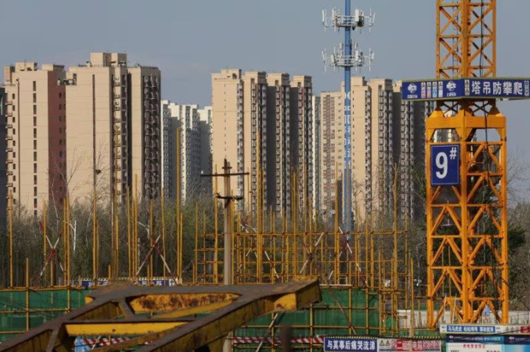 Bangunan tempat tinggal digambarkan di dekat lokasi konstruksi di Beijing (Reuters/Tingshu Wang)