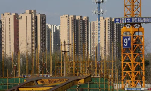 Bangunan tempat tinggal digambarkan di dekat lokasi konstruksi di Beijing