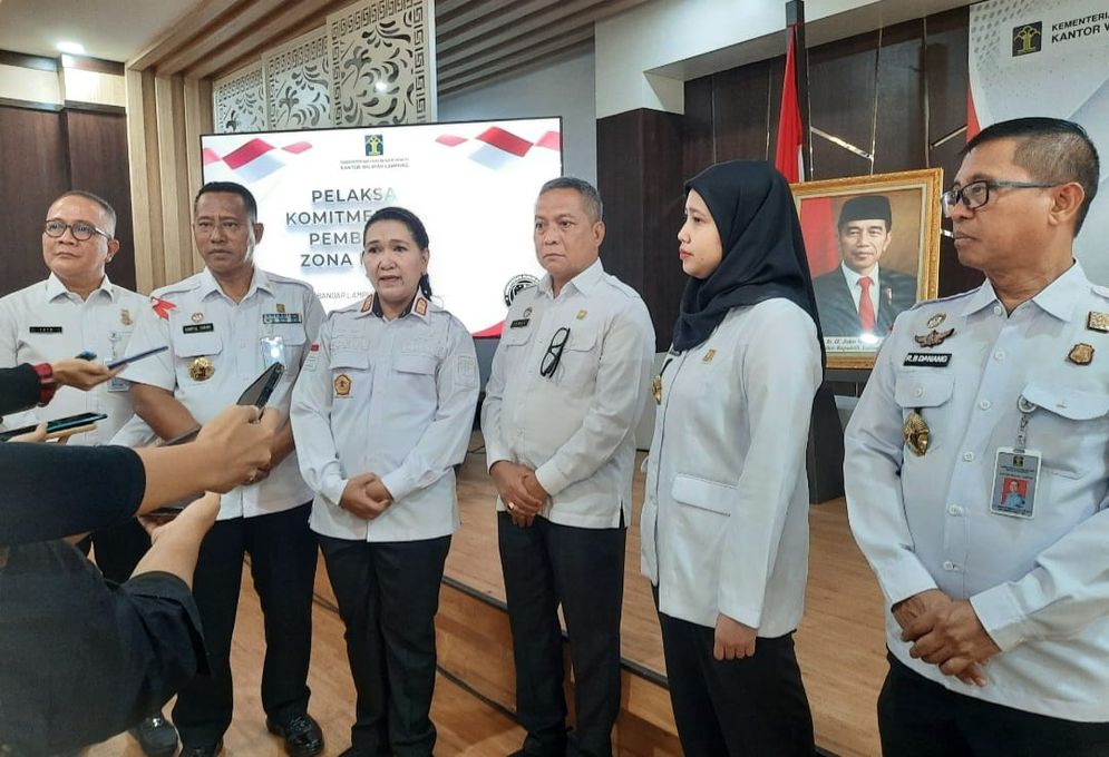 Kepala Kanwil Kemenkumham Lampung Sorta Delima Lumban Tobing bersama jajaran pimpinan saat diwawancara media.  