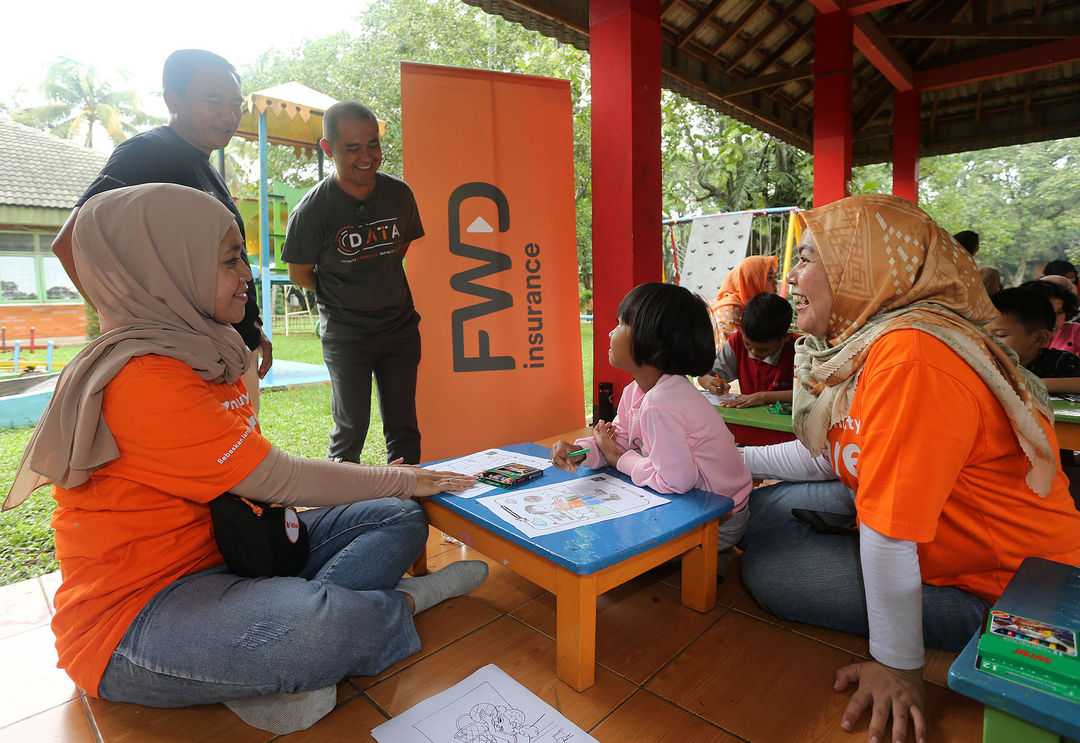  Chief Human Resources & Marketing Officer FWD Insurance Rudy Manik bersama Village Director SOS Children's Village Jakarta Sumardi saat berinteraksi dengan seorang anak dalam acara FWD Insurance HERoic Graduation di SOS Children's Village Jakarta, 18 Januari 2024. Foto : Panji Asmoro/TrenAsia