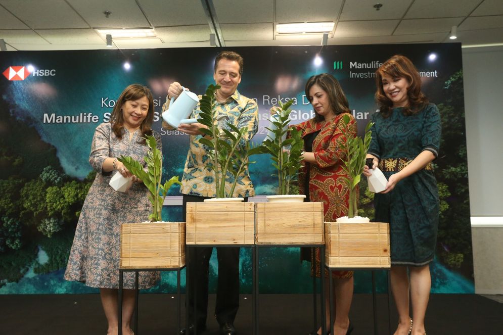   CEO & President Director PT Manulife Aset Manajemen Indonesia, Afifa (kedua dari kanan), bersama President Director PT Bank HSBC Indonesia, Francois de Maricourt (kedua dari kiri), didampingi oleh Chief Economist & Investment Strategist PT Manulife Manejemen Aset Indonesia, Katarina Setiawan (kanan), dan Director of Wealth & Personal Banking PT Bank HSBC Indonesia, Lanny Hendra (kiri) menyiram tanaman sebagai tanda diluncurkannya reksa dana Manulife Saham Syariah ESG Transisi Global Dolar AS (MAGET) Kelas A2 di Jakarta, Selasa (16/1). Reksa dana saham offshore (luar negeri) dalam denominasi dolar AS ini dikelola sesuai prinsip syariah dengan menggunakan parameter Environmental, Social and Governance (ESG).