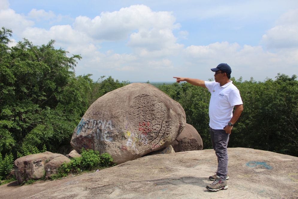 Masyarakat sekitar menyebutnya Batu Tumpang yang kemudian menjadi magnet orang-orang untuk datang.