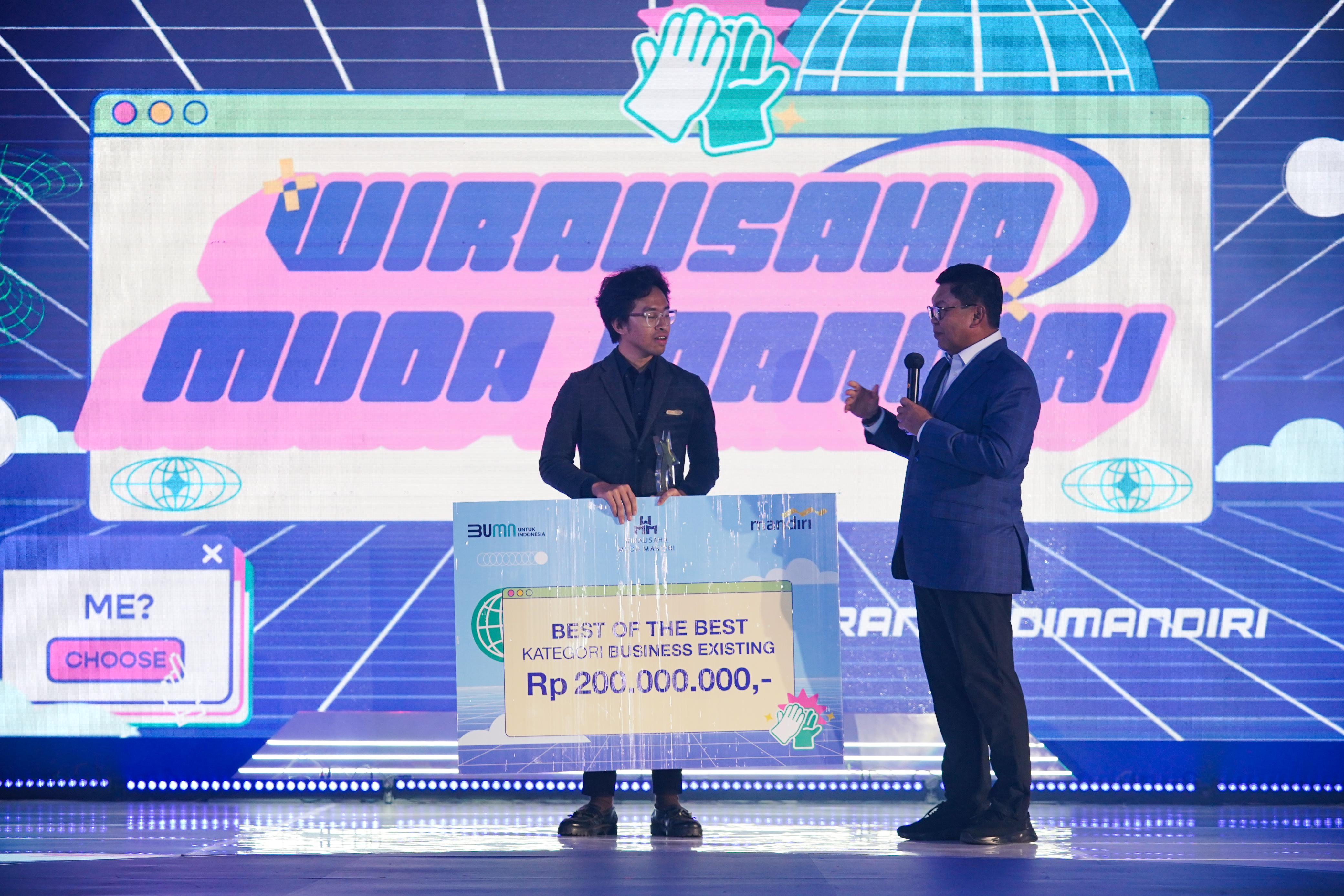 Pemberian hadiah kepada peserta WMM Award 2023 di JW Marriot, Surabaya, Jumat 19 Januari 2024