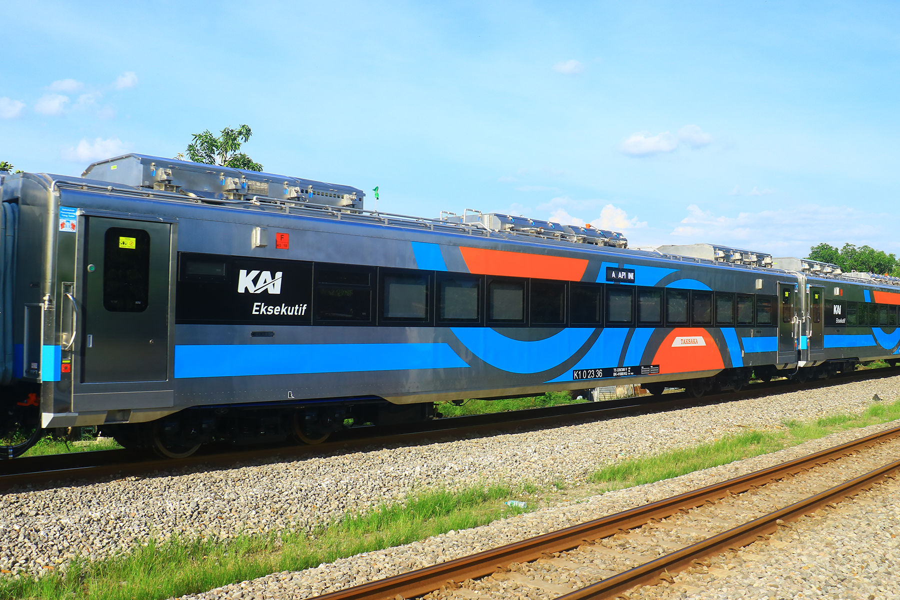 Rangkaian Kereta Eksekutif Stainless Steel New Generation pada KA Taksaka