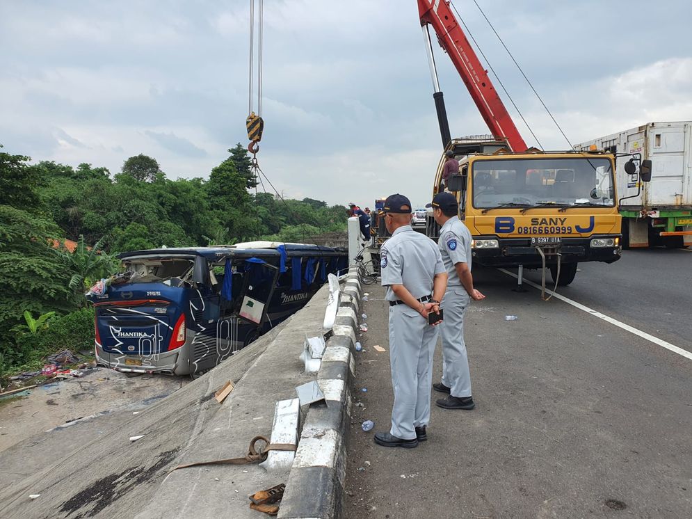 Jasa Raharja menjamin seluruh korban Bus PO Shantika yang mengalami kecelakaan lalu lintas di Jalan Tol Pemalang KM 320, tepatnya Desa Ampelgading, Kecamatan Ampelgading, Kabupaten Pemalang, Jawa Tengah pada Minggu (21/1/2024).