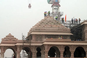 Membentang seluas 7,2 hektar, kuil tiga lantai ini terbuat dari batu pasir dan granit