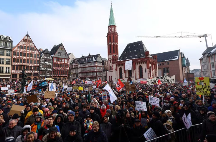 Puluhan ribu orang menghadiri aksi protes menentang partai Alternatif untuk Jerman (AfD), ekstremisme sayap kanan dan untuk perlindungan demokrasi di Frankfurt (Reuters/Kai Pfaffenbach)