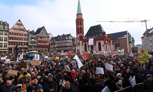 Puluhan ribu orang menghadiri aksi protes menentang partai Alternatif untuk Jerman (AfD), ekstremisme sayap kanan dan untuk perlindungan demokrasi di Frankfurt