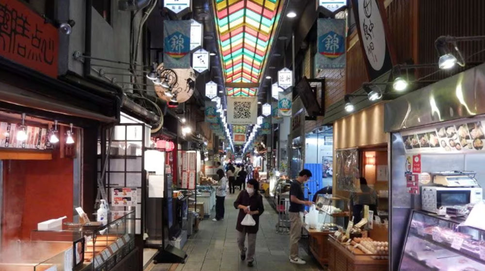 Pembeli terlihat di Pasar Nishiki di Kyoto