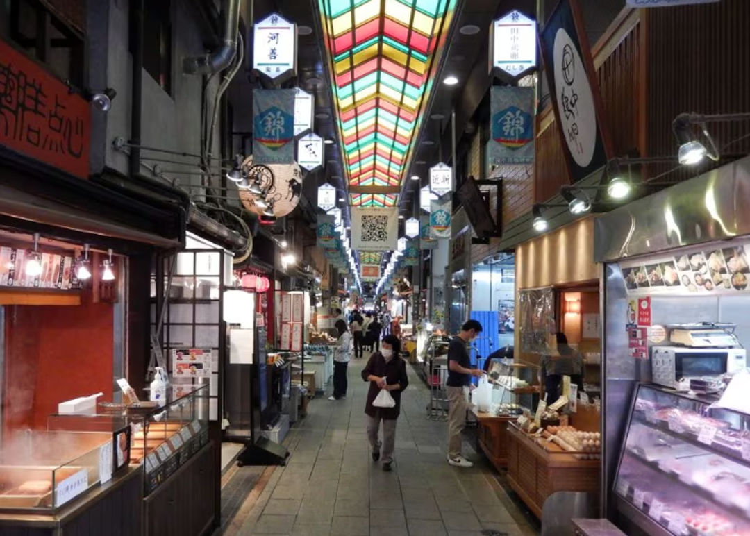 Pembeli terlihat di Pasar Nishiki di Kyoto (Reuters/Satoshi Sugiyama)