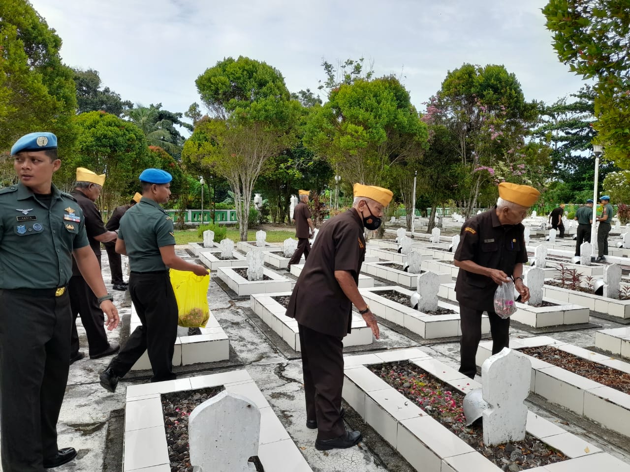 Prajurit Kodam VI/Mlw Veteran Perdamaian Ziarah di Taman Makam Pahlawan Balikpapan