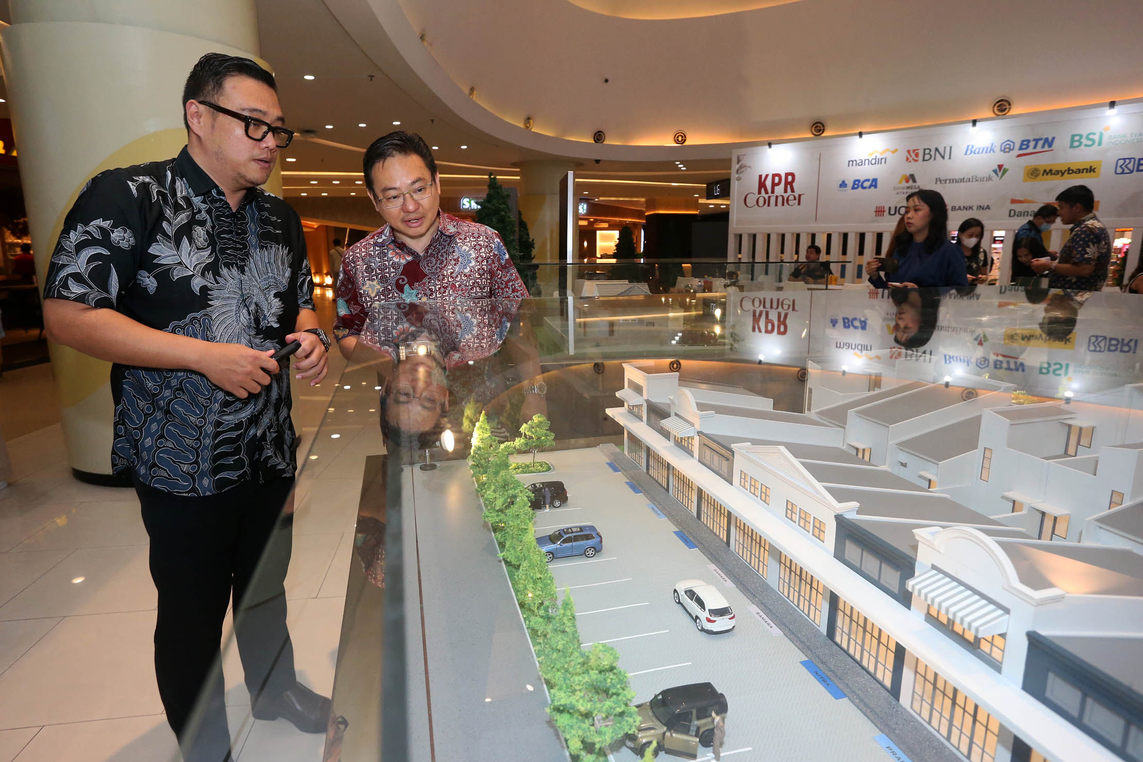 Chief Marketing Officer Kota Podomoro Tenjo Zaldy Wihardja (kanan) bersama Marketing Manager Kota Podomoro Tenjo Rubby Agustianto (kiri) meninjau maket dari produk terbaru Millennial's Home dan Lenzia Arcade dalam pameran bertajuk Fantastic New Year yang diselenggarakan mulai dari 23 Januari - 4 Februari 2024 di Central Park Mall, Jakarta. Foto : Panji Asmoro/TrenAsia