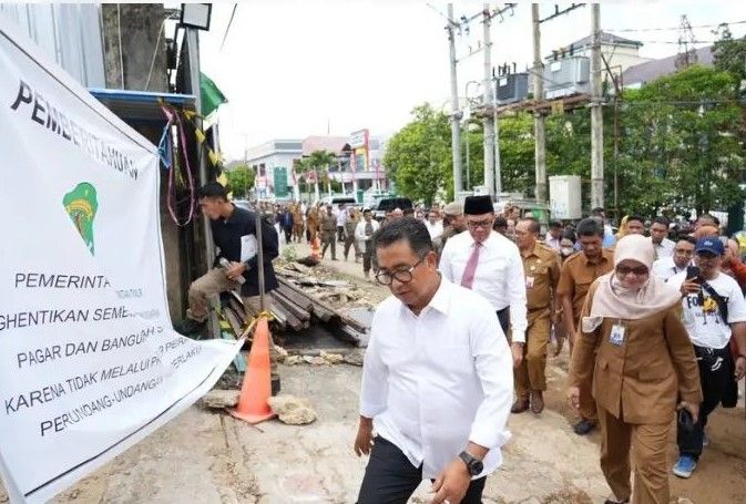 Pj Gubernur Kaltim, Akmal  Malik mencopot plang penutupan sementara proyek terowongan Samarinda setelah menggelar pertemuan dengan Wali Kota Samarinda, Andi Harun. (FOTO: ADI SUSESNO/ BIRO ADPIMPROV)