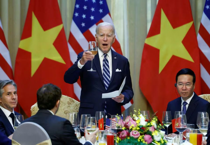 Presiden AS Joe Biden bersulang dengan Presiden Vietnam Vo Van Thuong di Hanoi, Vietnam (Reuters/Evelyn Hockstein)
