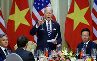Presiden AS Joe Biden bersulang dengan Presiden Vietnam Vo Van Thuong di Hanoi, Vietnam