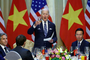 Presiden AS Joe Biden bersulang dengan Presiden Vietnam Vo Van Thuong di Hanoi, Vietnam